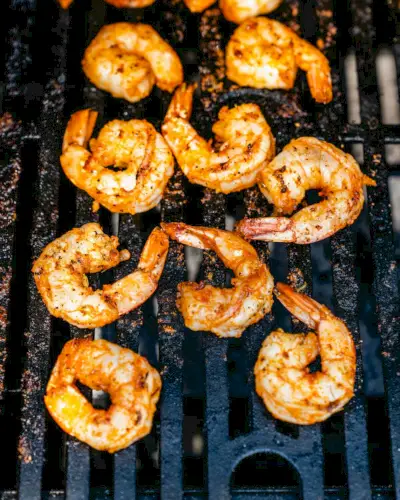 Étape 2 : Grillez les crevettes sur les grilles.