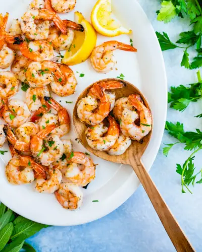 Étape 3 : Assaisonnez les crevettes grillées avec du citron.