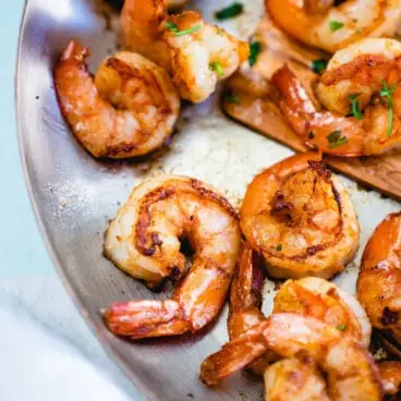 Crevettes sautées à la poêle.