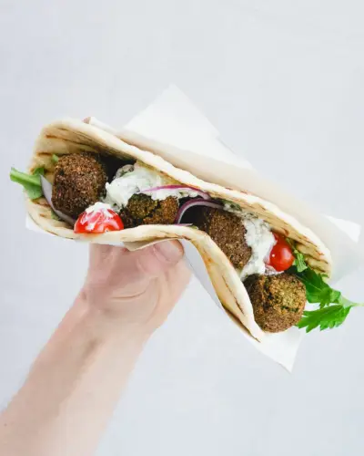 Falafel em pão sírio