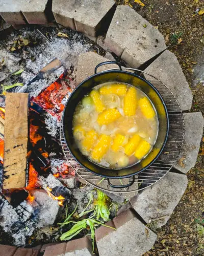 Garnelen kochen auf offenem Feuer