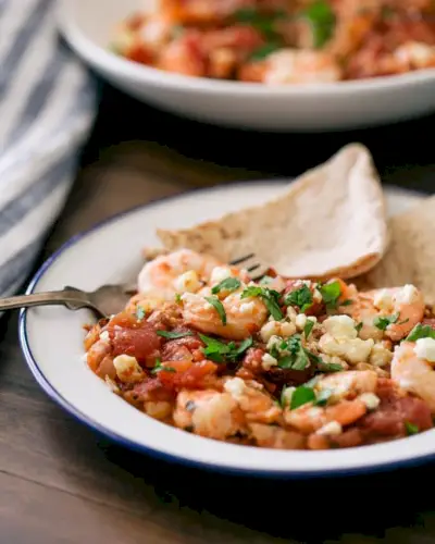 Rezept für gebackene Garnelen | Gesunde gebackene Garnelen | Garnelen mit Feta und Tomaten