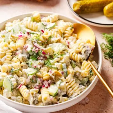 Salade de pâtes aux cornichons à l'aneth
