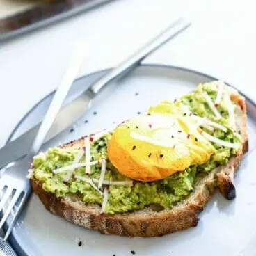 Toast con avocado e uovo in camicia alla curcuma | Yumpulse