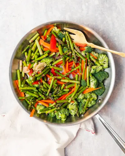 Gamberetti primavera step 1: Verdure in padella.