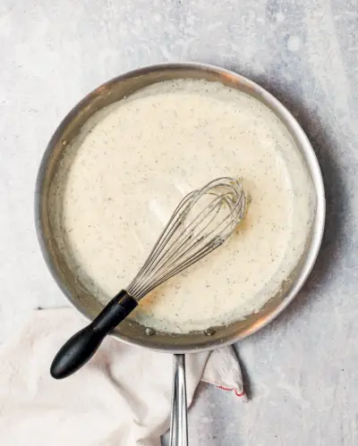 Gamberetti Primavera Fase 3: Salsa di panna in padella.