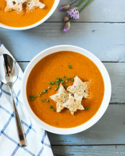 Sopa de tomate mais simples com torradas estreladas