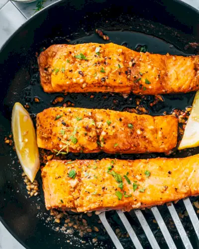 In der Pfanne gebratener Lachs