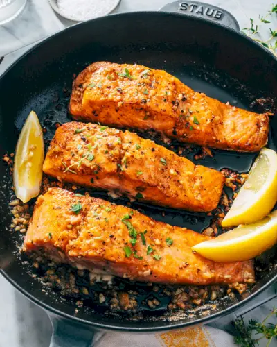 In der Pfanne gebratener Lachs