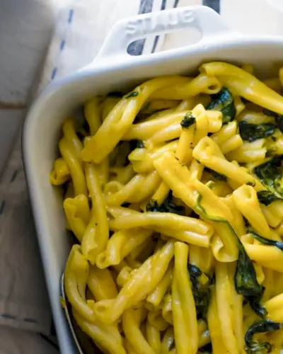 Macarrão com queijo de iogurte grego com espinafre