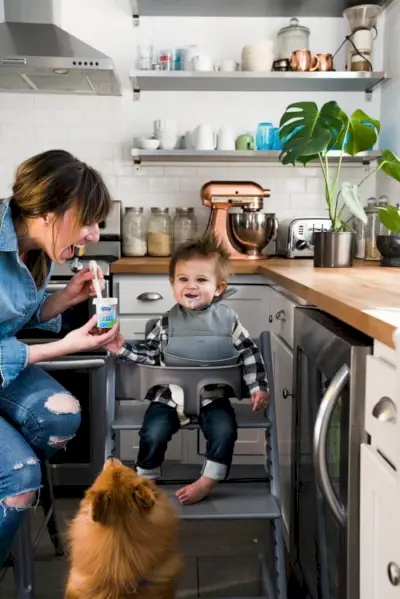 Bebê comendo na cozinha
