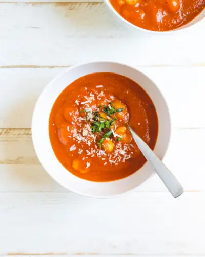 Receta de sopa de ñoquis con tomate y albahaca