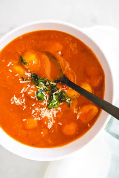 Receta de sopa de ñoquis con tomate y albahaca