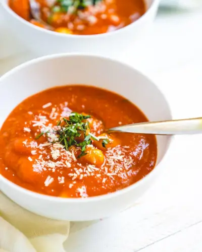 Receta de sopa de ñoquis con tomate y albahaca