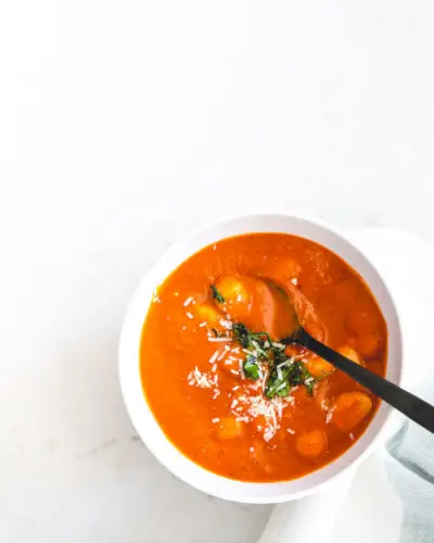 Receta de sopa de ñoquis con tomate y albahaca