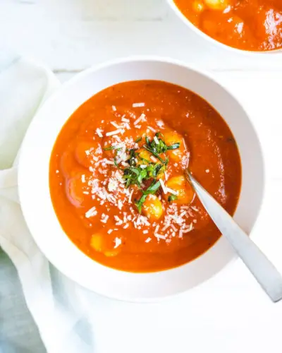 Receta de sopa de ñoquis con tomate y albahaca