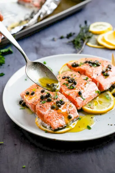 Salmão com alcaparras