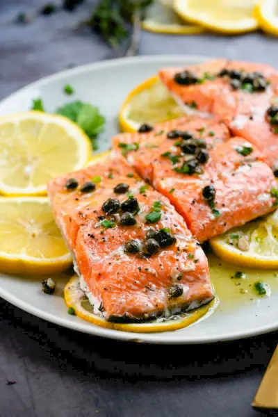 Salmão com alcaparras