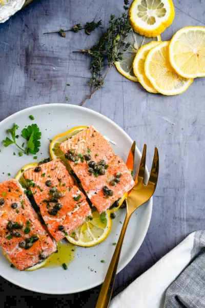 Salmão com alcaparras