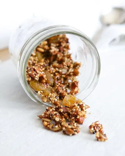 Curry-Eichelkürbissuppe | Knuspriges Quinoa-Granola
