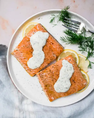 Salmão limão com molho de endro