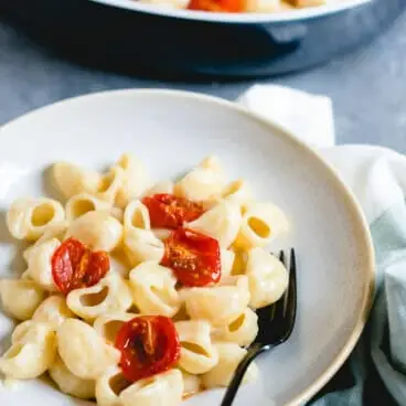 Mac e formaggio cheddar bianco fatti in casa con pomodori