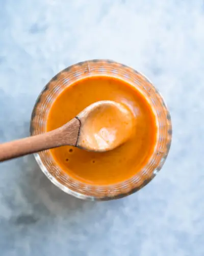 salsa chipotle in una piccola ciotola con un cucchiaio