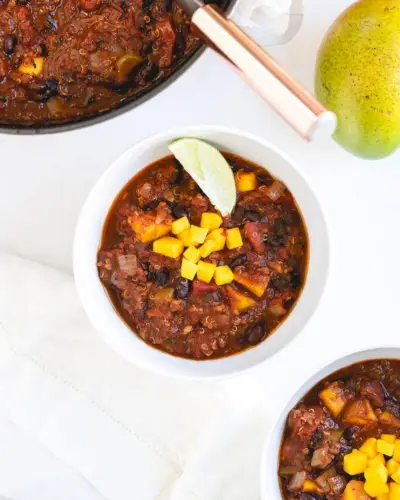 Przepis na chili z czarnej fasoli z mango | wielokrotnie nagradzany przepis na chili | Przepis na wegetariańskie chili z czarnej fasoli