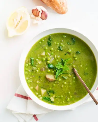 Sopa de legumes vibrante de primavera