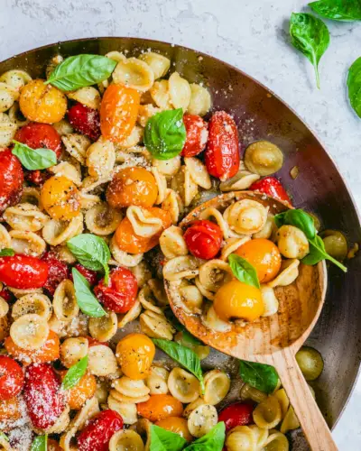 Nudeln mit Kirschtomaten