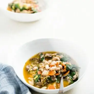 Sopa acogedora de farro y coles de Bruselas | Yumpulso