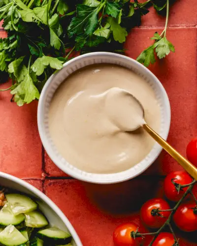 Aderezo de hummus en un tazón con cuchara