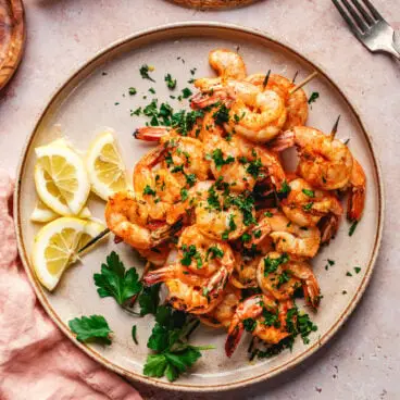 Brochetas de camarones