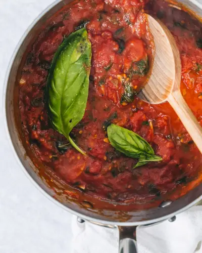 Molho de tomate e manjericão