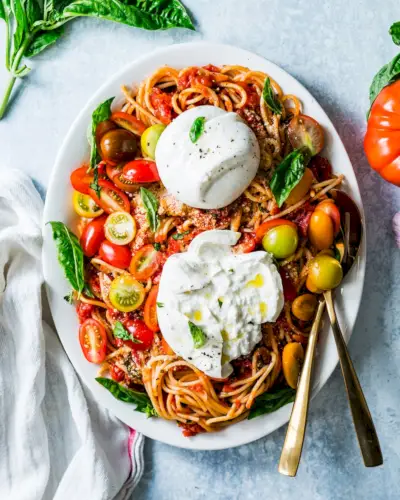 Macarrão de tomate e manjericão