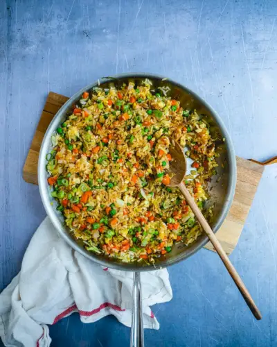 Arroz frito com legumes