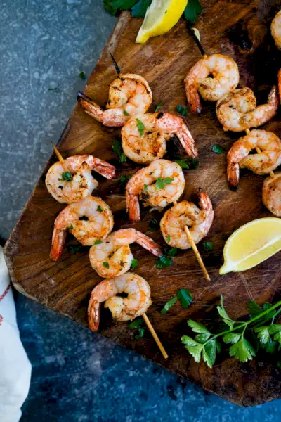 Comment griller des brochettes de crevettes