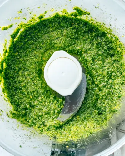 Pesto tire-bouchon Étape 1 : Préparez le pesto au basilic.