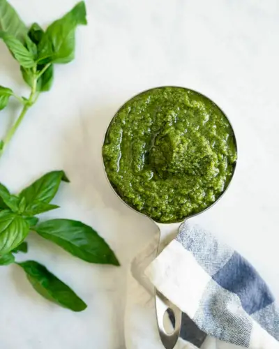 Pesto de basilic dans une tasse à mesurer.