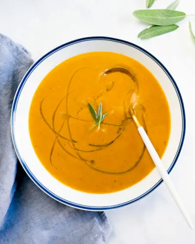 Instant-Butternusskürbissuppe im Topf