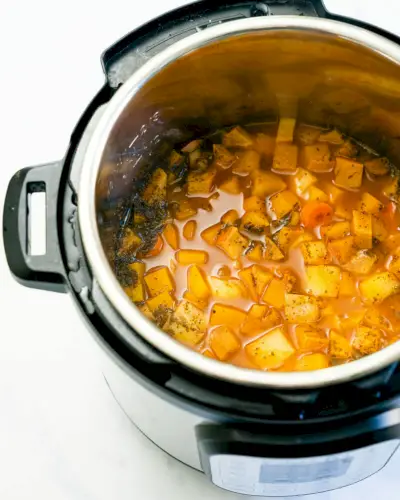 Instant-Butternusskürbissuppe im Topf