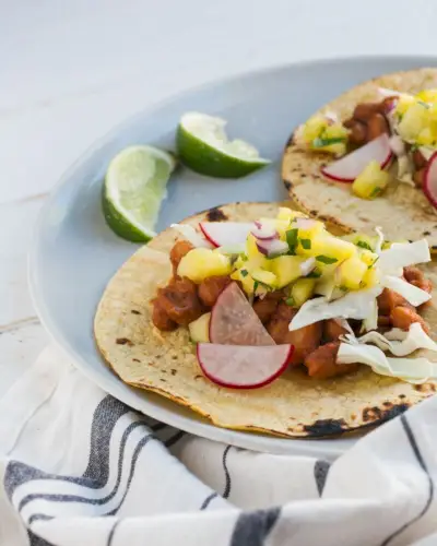 Tacos de feijão para churrasco com molho de abacaxi | Yumpulse