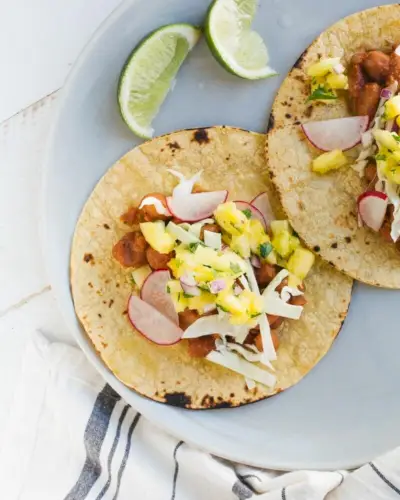 Tacos de feijão para churrasco com molho de abacaxi | Yumpulse