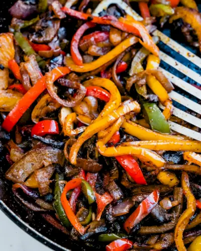 Fajita de vegetais na frigideira.