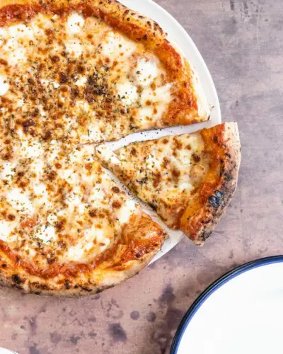 Domácí sýrová pizza
