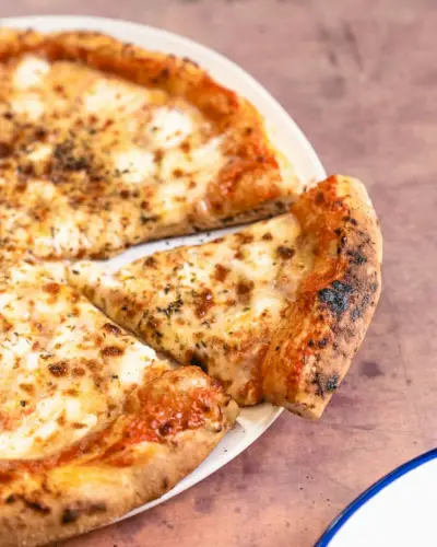 Klasická sýrová pizza