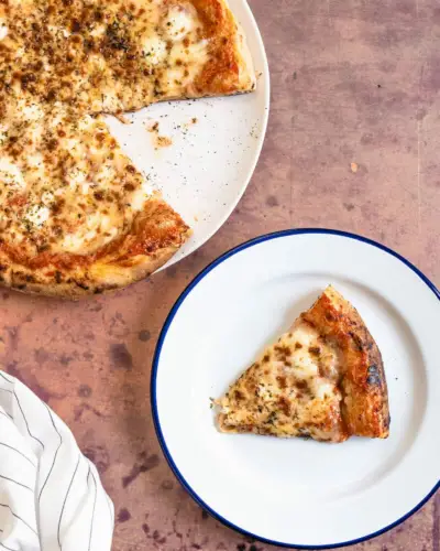 Domácí sýrová pizza