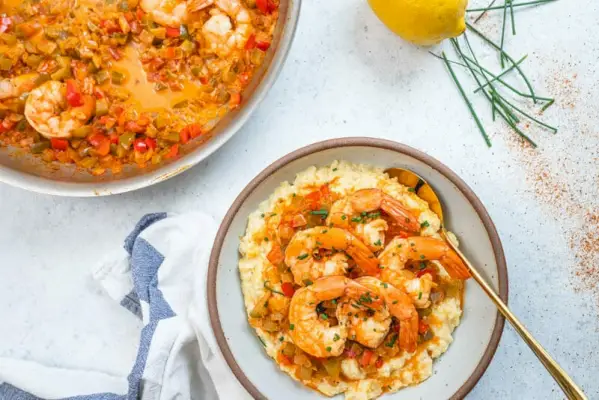 Camarão Cajun e grãos