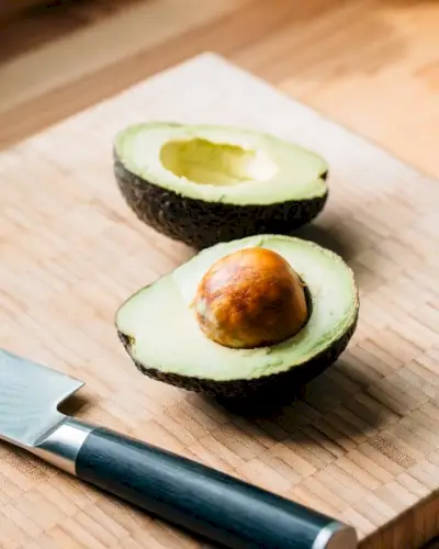 Vegetarische Avocado-Quesadilla mit schwarzen Bohnen