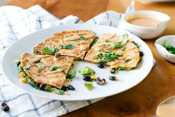 Chipotle-Quesadilla mit Avocado und schwarzen Bohnen | Vegetarisches Quesadill